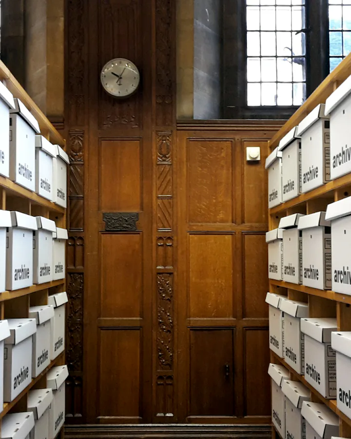 Archivo con cajas de documentos ordenadas en estantes